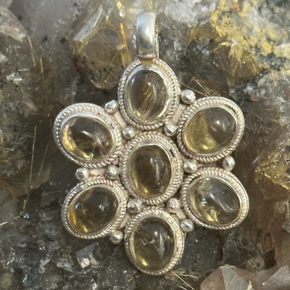Golden rutilated quartz flower sterling silver pendant - Picture 12 of 12